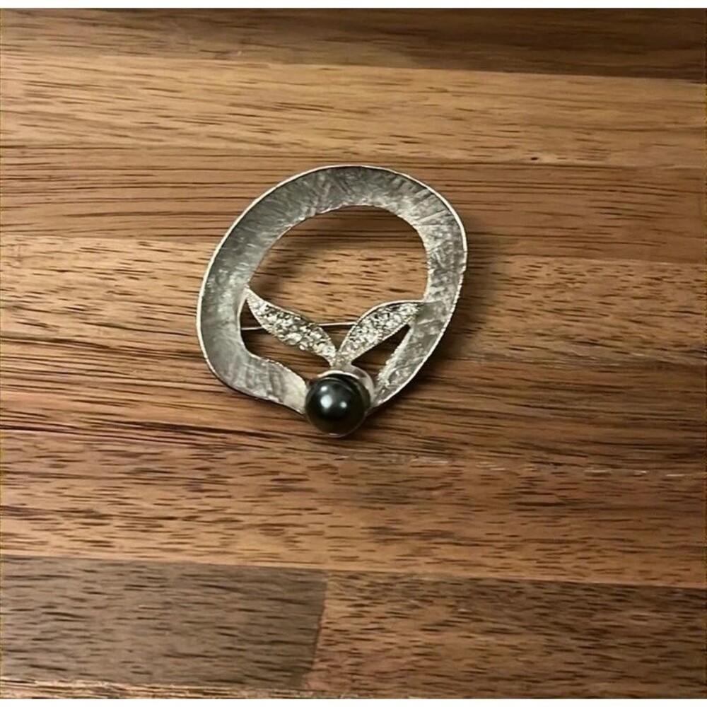 Vintage 1950s BSK gunmetal silvertone oyster silhouette black pearl brooch